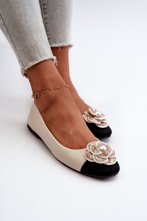 Dámské baleríny z ekologické kůže s ozdobným detailem béžové Divinella Dámské baleríny z ekologické kůže s ozdobným detailem béžové Divinella