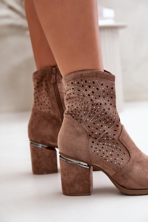 Zdobené dámské boty na podpatku z eko semiše hnědé S.Barski HY42-029 Zdobené dámské boty na podpatku z eko semiše hnědé S.Barski HY42-029
