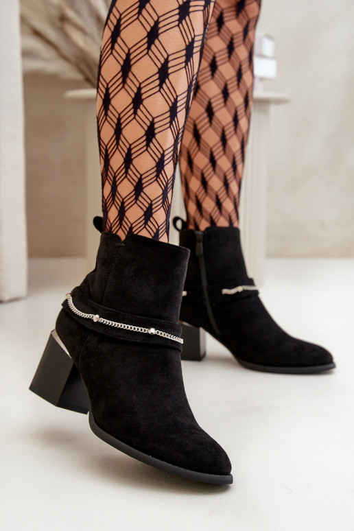 Zateplené dámské boty na podpatku s řetízkem eko semišové černé Hanalen Zateplené dámské boty na podpatku s řetízkem eko semišové černé Hanalen