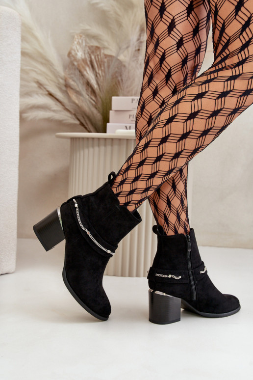 Zateplené dámské boty na podpatku s řetízkem eko semišové černé Hanalen Zateplené dámské boty na podpatku s řetízkem eko semišové černé Hanalen