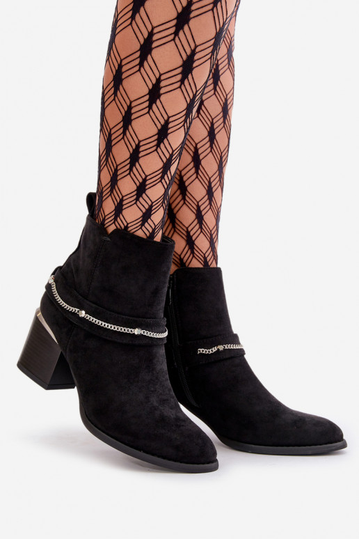 Zateplené dámské boty na podpatku s řetízkem eko semišové černé Hanalen Zateplené dámské boty na podpatku s řetízkem eko semišové černé Hanalen