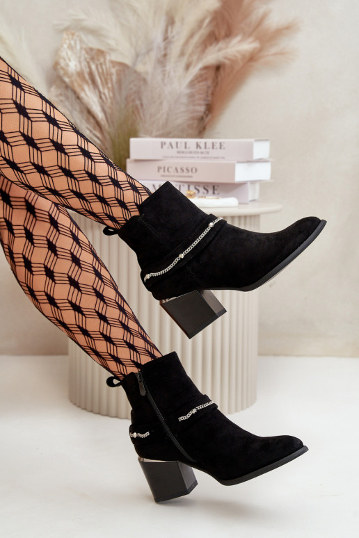 Zateplené dámské boty na podpatku s řetízkem eko semišové černé Hanalen Zateplené dámské boty na podpatku s řetízkem eko semišové černé Hanalen