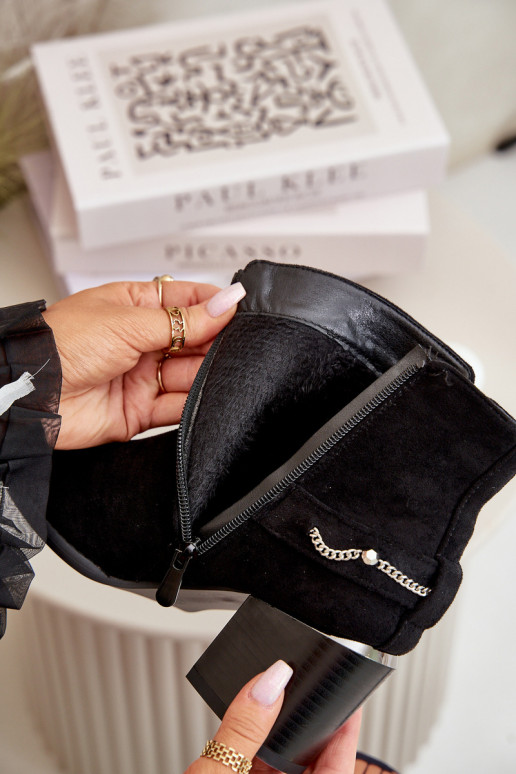 Zateplené dámské boty na podpatku s řetízkem eko semišové černé Hanalen Zateplené dámské boty na podpatku s řetízkem eko semišové černé Hanalen