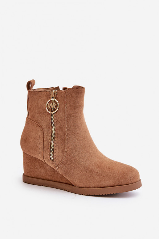 Zateplené boty na klínu s ozdobným zipem eko semišové camel Leretha Zateplené boty na klínu s ozdobným zipem eko semišové camel Leretha