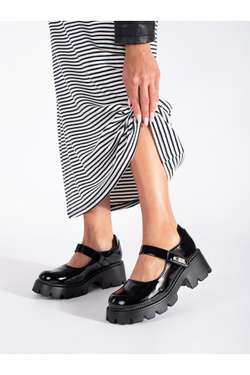 Černé lakované dámské polobotky na platformě