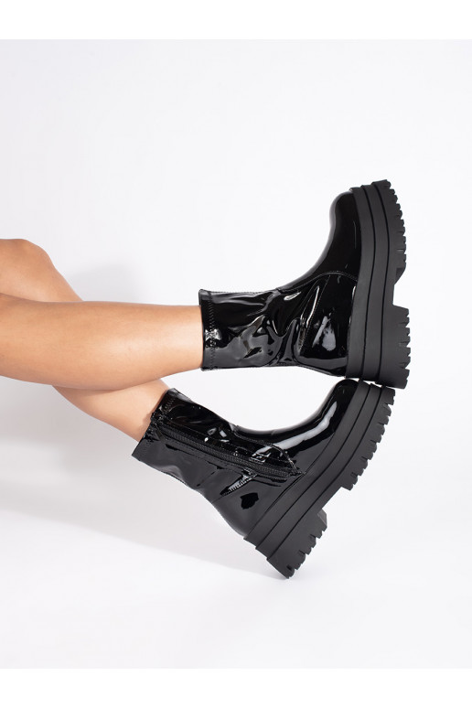 Lakované černé kotníkové boty na vysoké platformě