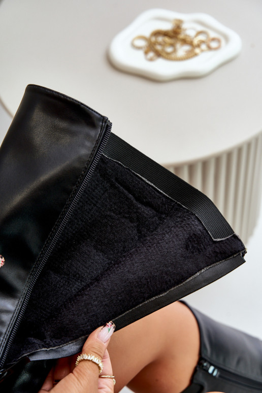 Dámské zateplené kozačky na plochém podpatku se zlatou sponou černé Arsisna Dámské zateplené kozačky na plochém podpatku se zlatou sponou černé Arsisna