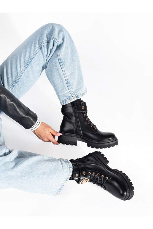 Černé kotníkové dámské boty s ozdobným páskem