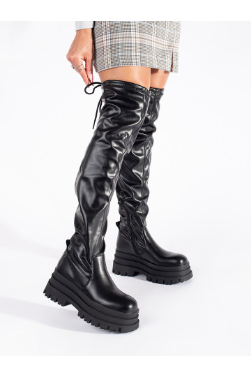 Černé mušketýrky na platformě