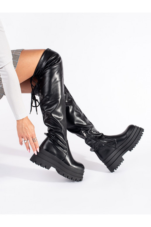 Černé mušketýrky na platformě Černé mušketýrky na platformě