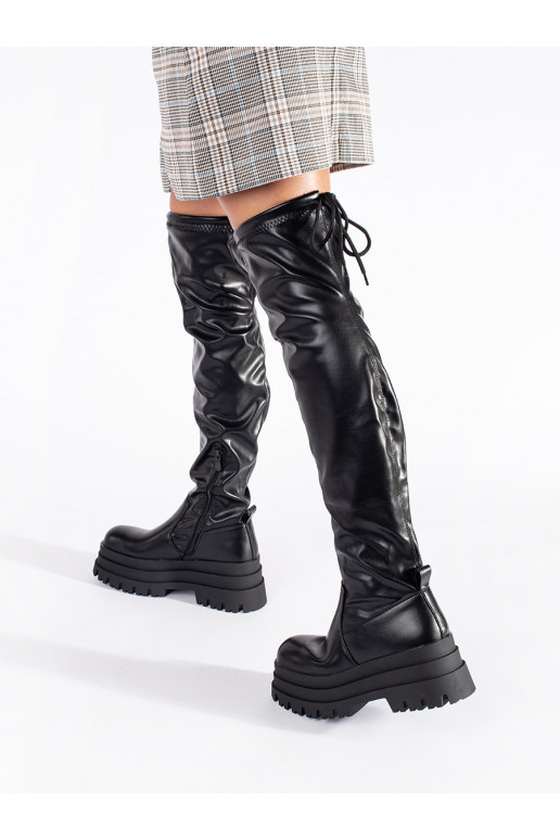 Černé mušketýrky na platformě Černé mušketýrky na platformě