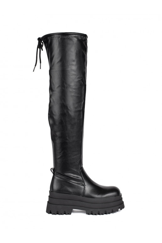 Černé mušketýrky na platformě Černé mušketýrky na platformě