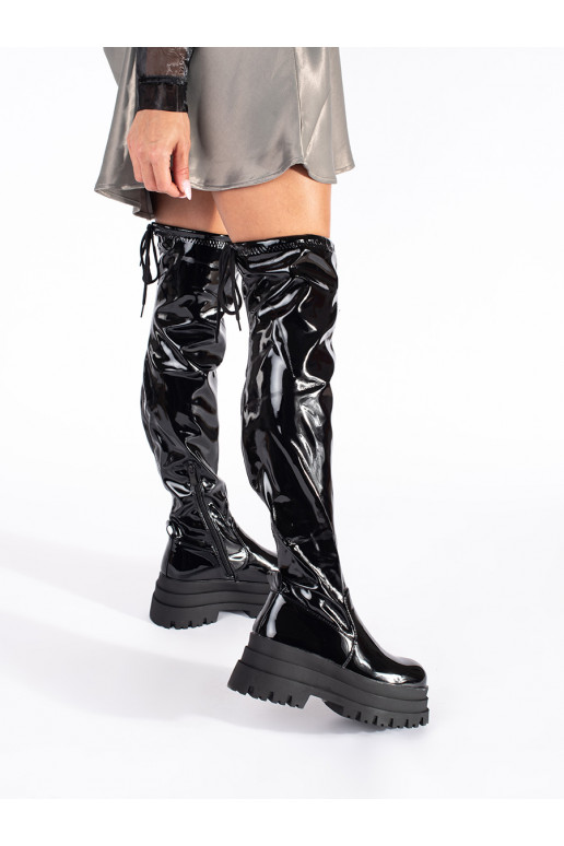 Černé lakované mušketýrky na platformě