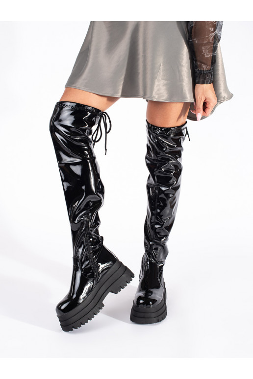 Černé lakované mušketýrky na platformě