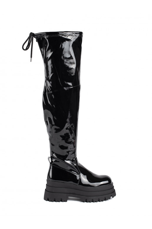 Černé lakované mušketýrky na platformě