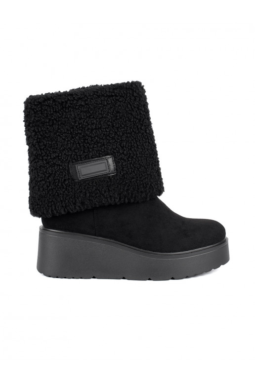 Černé zateplené dámské kozačky na klínku Černé zateplené dámské kozačky na klínku