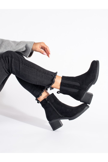 Černé semišové kotníkové boty štibletky na sloupku 2