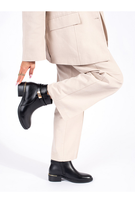 Černé dámské kotníkové boty ze zlatými prvky