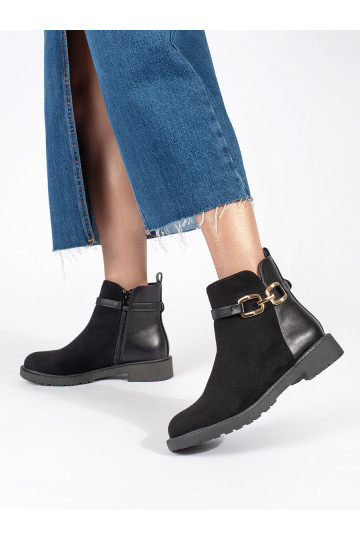 Černé dámské kotníkové boty s ozdobnou sponou
