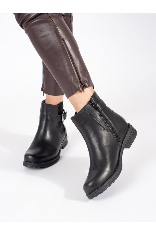 Černé kotníkové dámské boty se sponou na nízkém podpatku