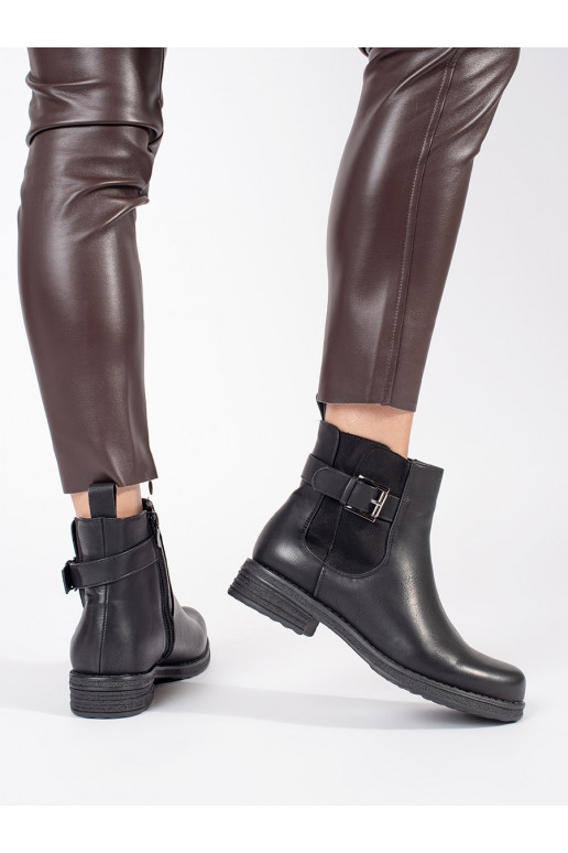 Černé kotníkové dámské boty se sponou na nízkém podpatku