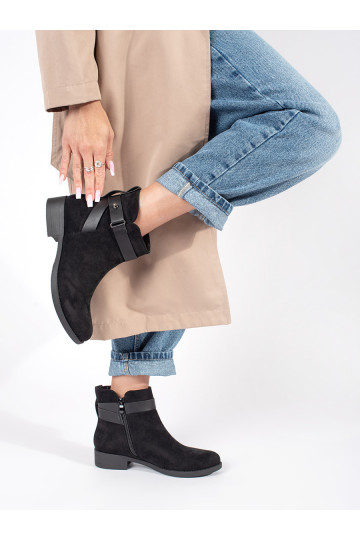 Černé semišové dámské kotníkové boty s ozdobným páskem