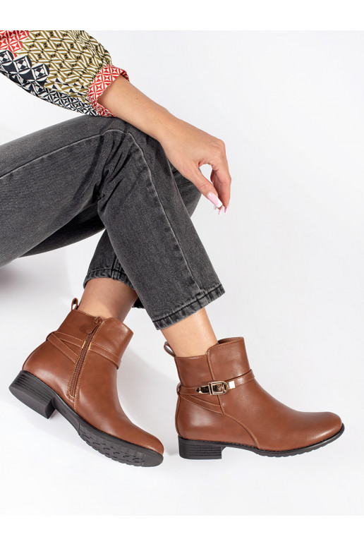 Hnědé dámské kotníkové boty na nízkém podpatku s ozdobným páskem