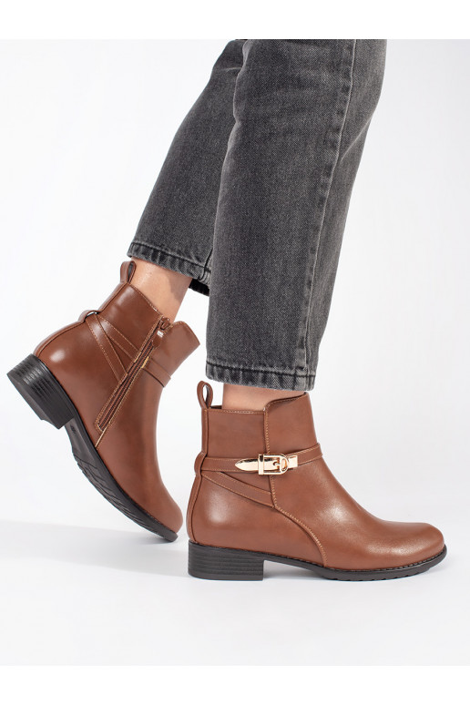 Hnědé dámské kotníkové boty na nízkém podpatku s ozdobným páskem
