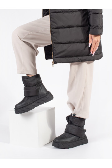 Černé zateplené dámské sněhule ma hrubé podrážce