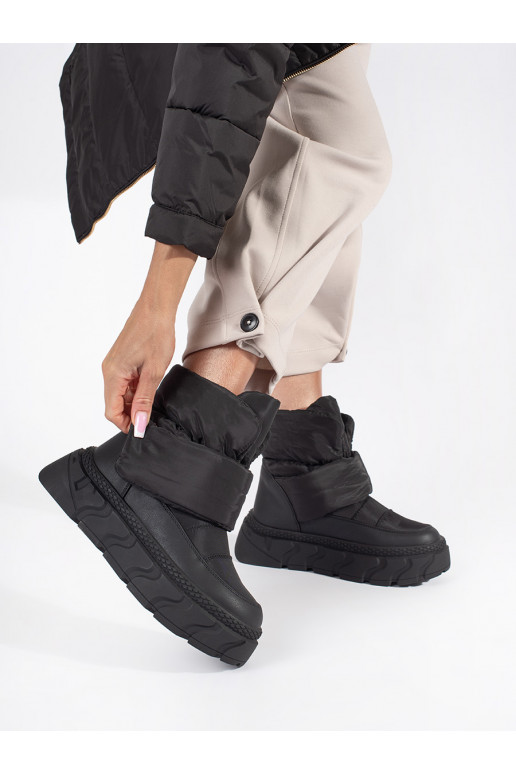 Černé zateplené dámské sněhule ma hrubé podrážce