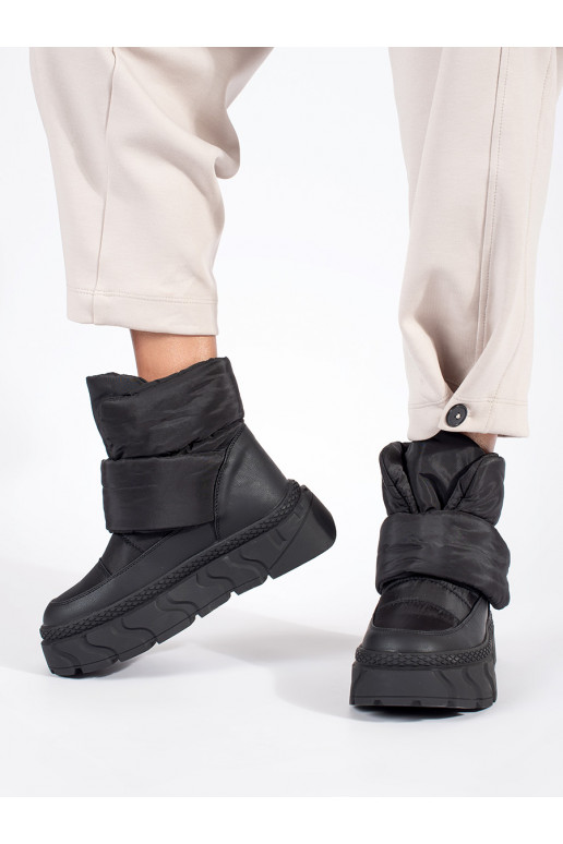 Černé zateplené dámské sněhule ma hrubé podrážce