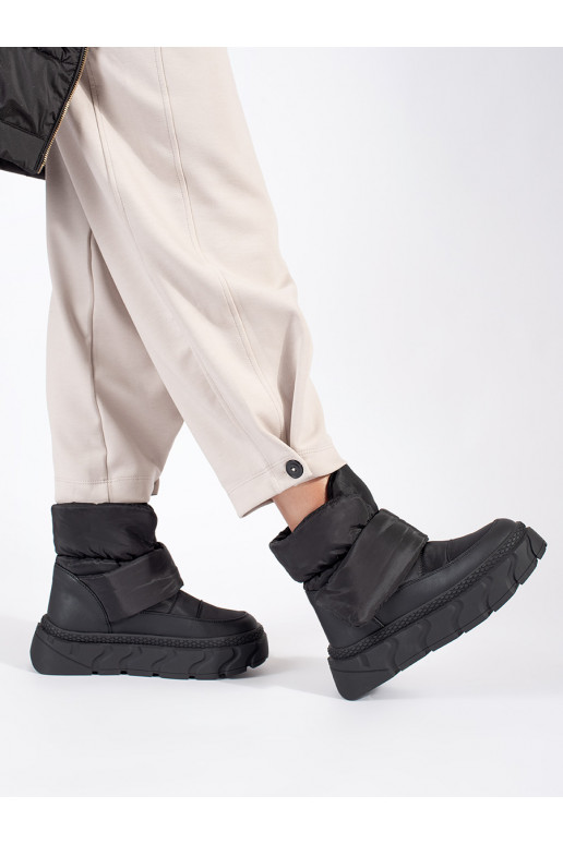 Černé zateplené dámské sněhule ma hrubé podrážce