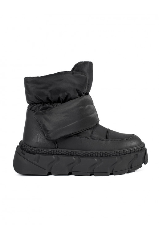 Černé zateplené dámské sněhule ma hrubé podrážce
