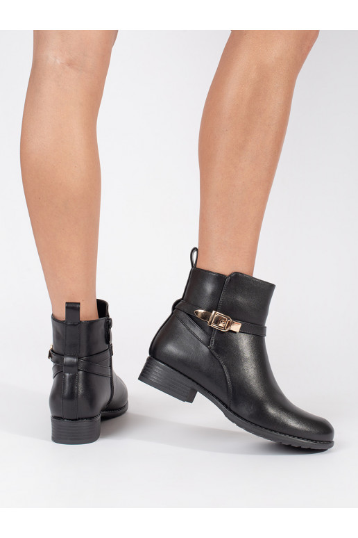 Černé kotníkové dámské boty na nízkém podpatku s ozdobným páskem