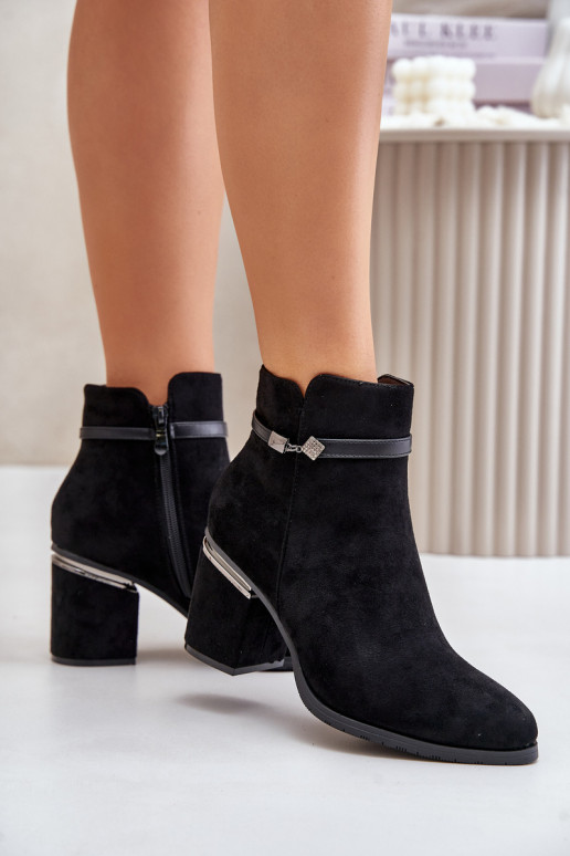 Zateplené dámské boty na podpatku s ozdobným páskem černé Vinceza 16446 Zateplené dámské boty na podpatku s ozdobným páskem černé Vinceza 16446