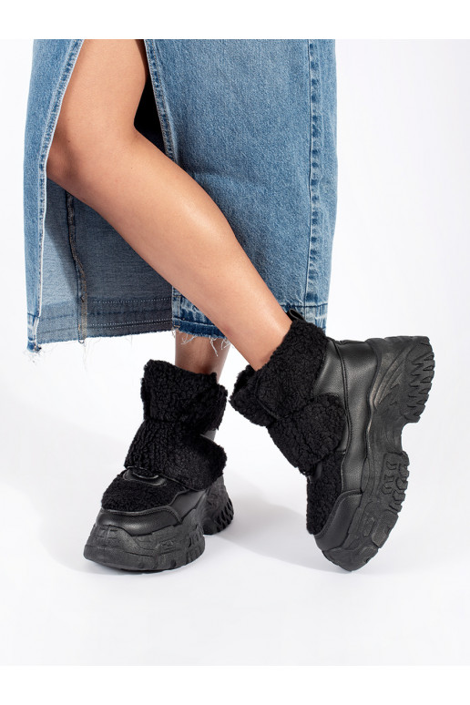 Černé sněhule na platformě s kožešinou typu beránek