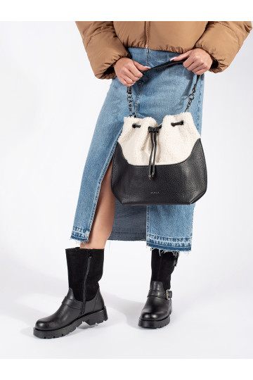 Černá dámská kabelka s kožešinovou částí beránkového typu