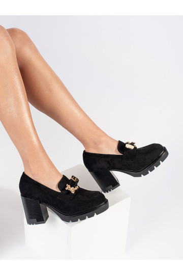 Černé dámské semišové polobotky na podpatku s kovovou ozdobou