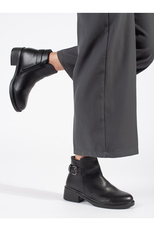 Černé dámské kotníkové boty na nízkém podpatku s ozdobnou přezkou