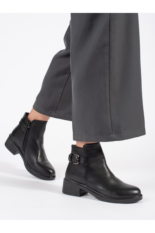 Černé dámské kotníkové boty na nízkém podpatku s ozdobnou přezkou