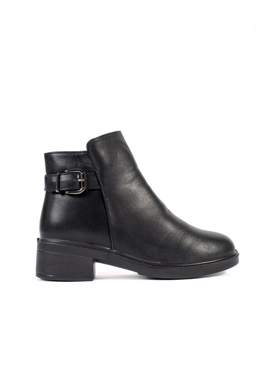 Černé dámské kotníkové boty na nízkém podpatku s ozdobnou přezkou