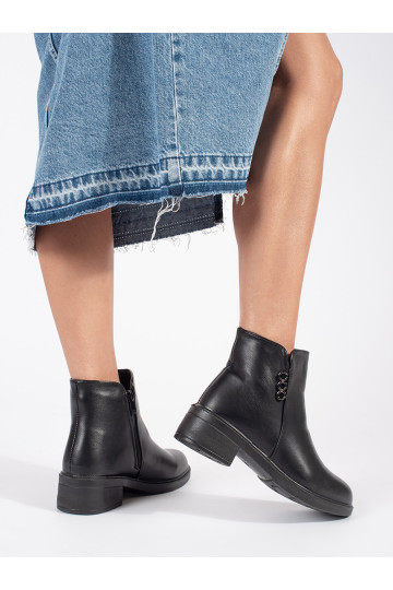 Černé klasické dámské kotníkové boty na nízkém podpatku