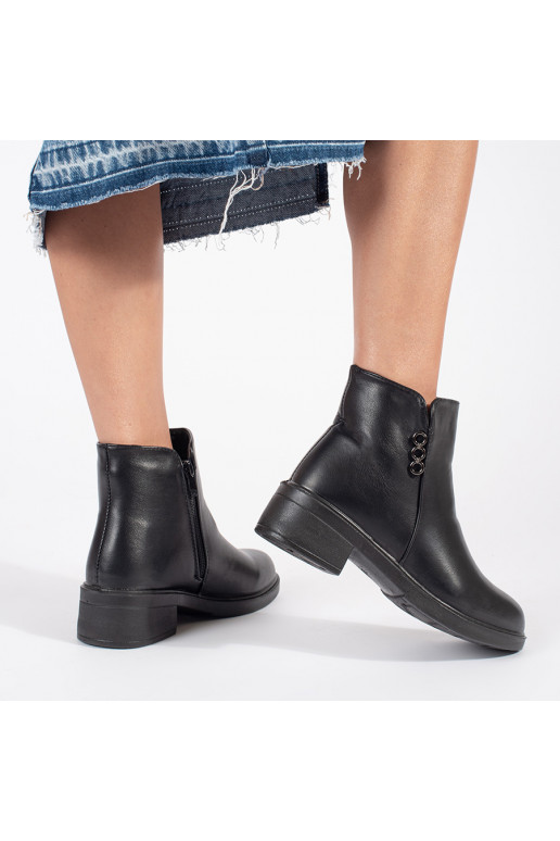 Černé klasické dámské kotníkové boty na nízkém podpatku