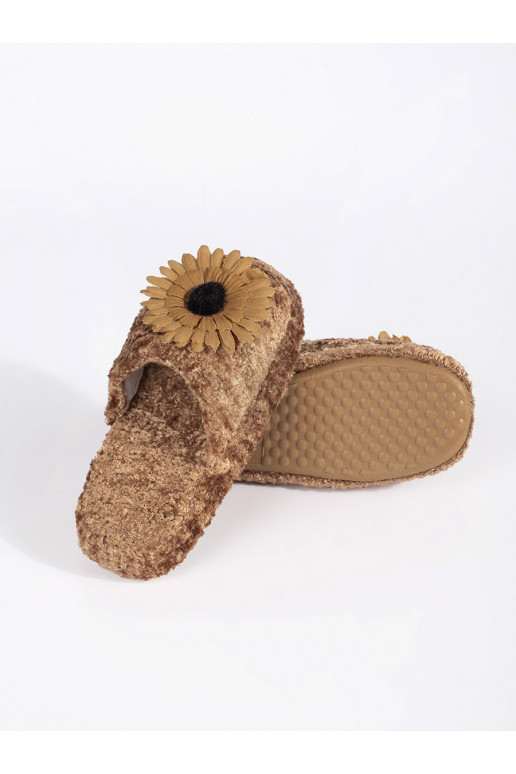 Hnědé dětské pantofle s ozdobnou květinou