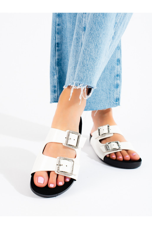 Bílé nazouváky s ozdobnými sponami