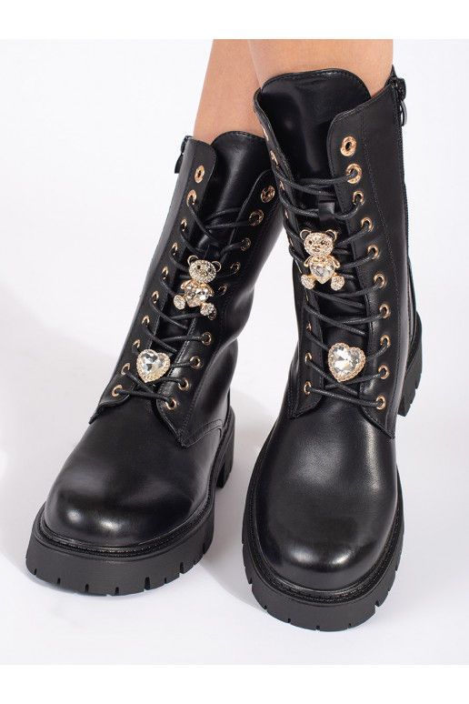 Černé šněrovací kotníkové boty workery na platformě s ozdobami
