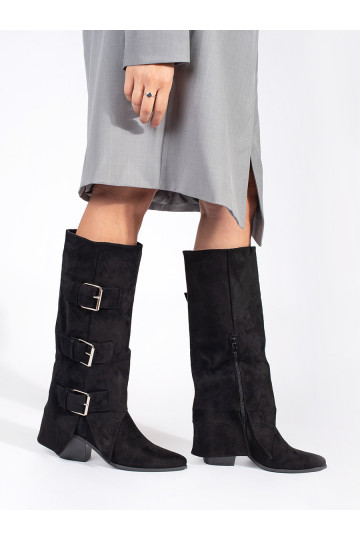 Černé dámské semišové kozačky na sloupku s přezkami 2