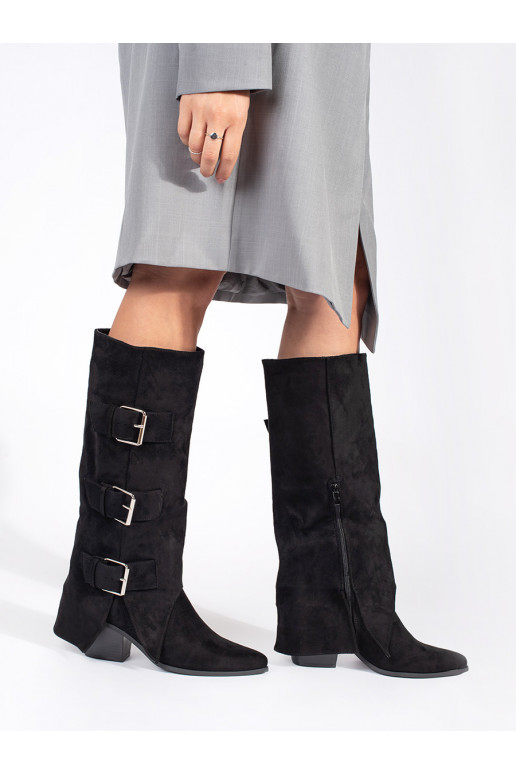 Černé dámské semišové kozačky na sloupku s přezkami