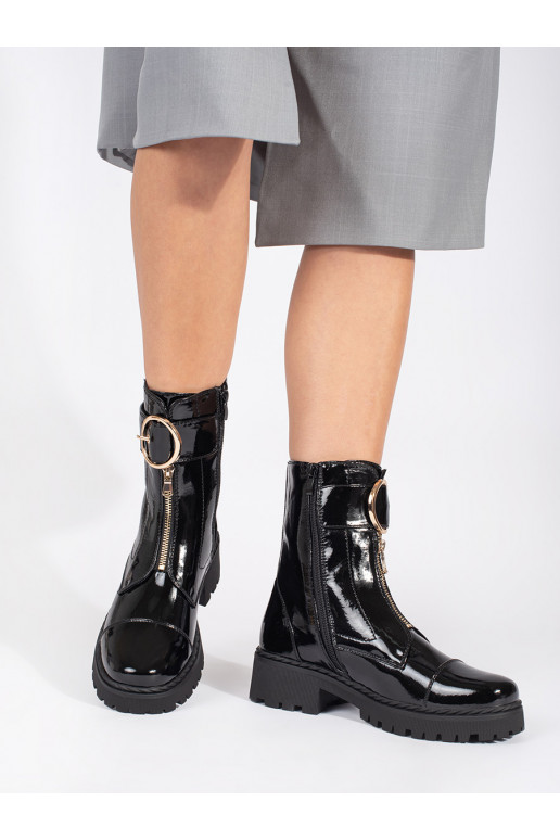 Černé lakované kotníkové boty s ozdobným zámkem