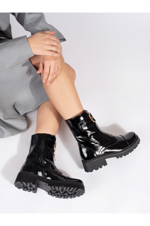 Černé lakované kotníkové boty s ozdobným zámkem